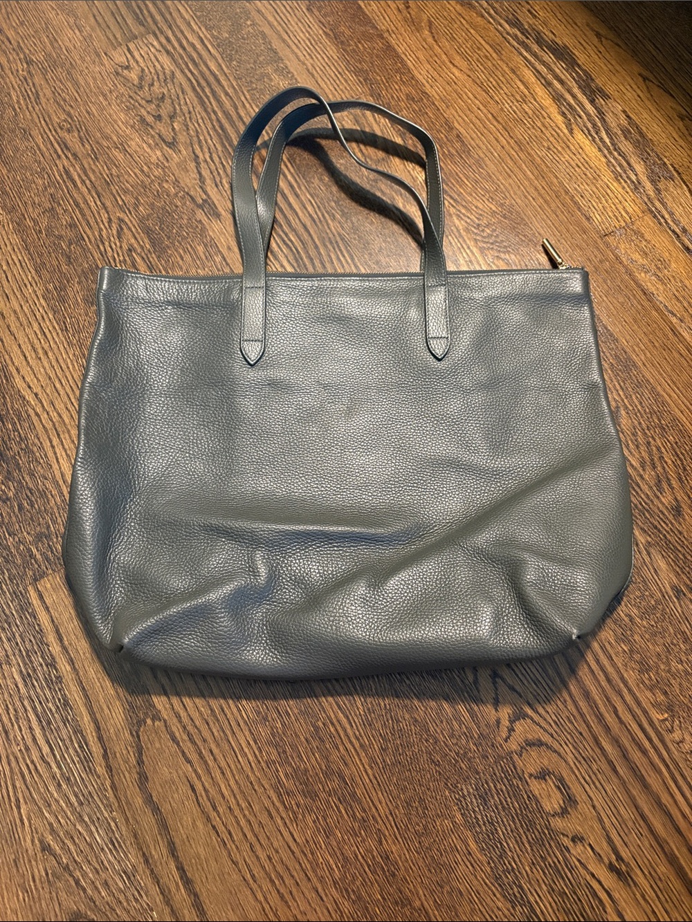 Cuyana Pebbled Leather Tote in Charcoal